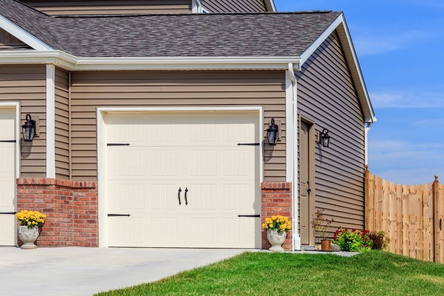 Why Home Pros Plymouth is Your Best Choice for Vinyl Siding Repair in Plymouth Michigan